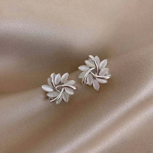 Ohrringe Sienna™ von Rose & Oliver mit eleganten Opalblumen in kreisförmiger Form für Haustiere, zarte und raffinierte Accessoires.