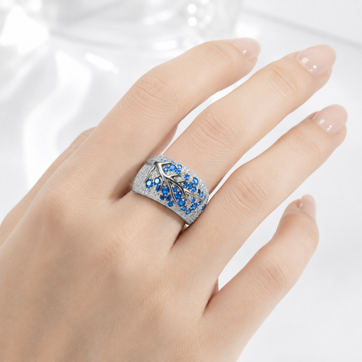 Silberring mit Blatt und silberblauem Topas, zarte Details, elegantes Design, von der Marke Rose & Oliver.