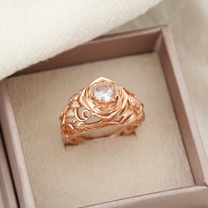 Anillo vintage Rose & Oliver en circonita con diseño delicado de rosa esculpida en plata envejecida.