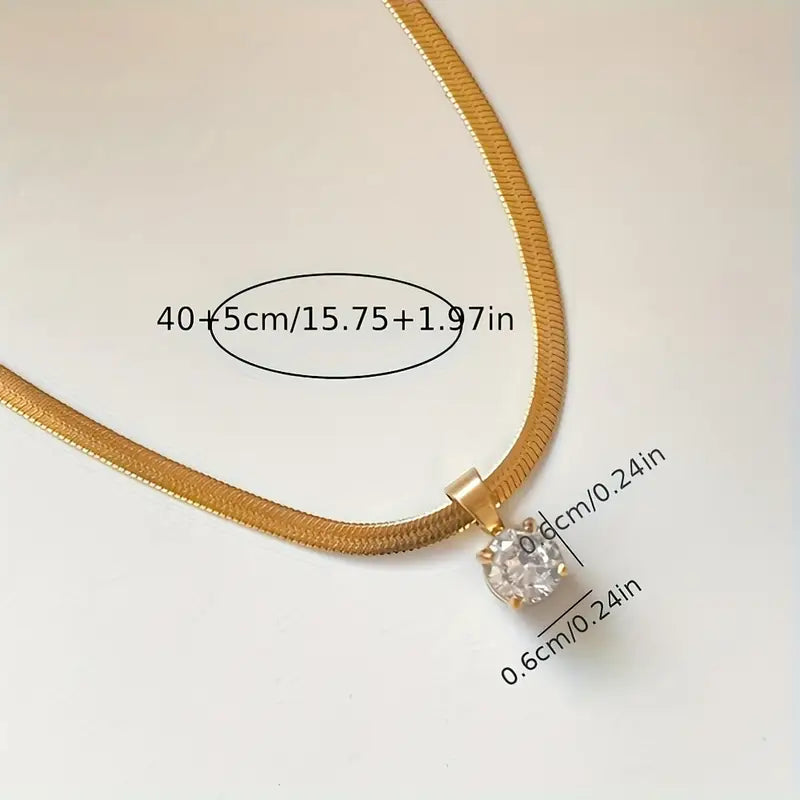 Elegante Halskette mit goldenem Strass-Anhänger von Rose & Oliver, edler Schmuck für besondere Anlässe.