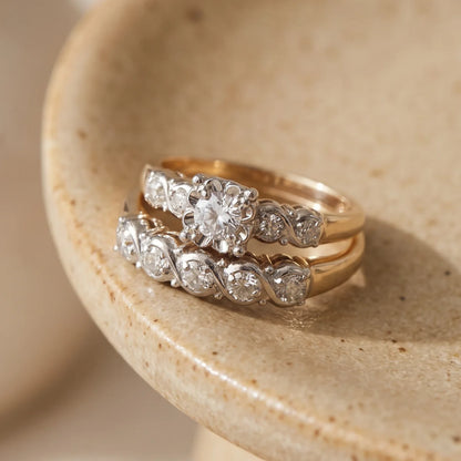 Anel vintage Rose & Oliver com acabamento dourado brilhante e detalhes sofisticados em estilo clássico.