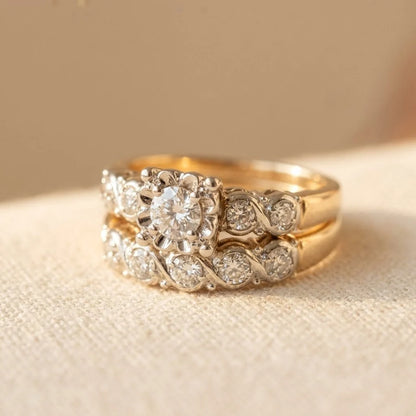 Anel vintage dourado com acabamento brilhante da Rose & Oliver, destaque para detalhes elegantes em ouro brilhante.
