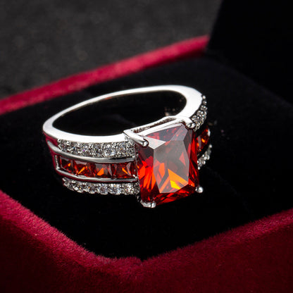 Silberring mit zentralem Rubin und geteiltem Design in der Struktur, von der Marke Rose & Oliver.