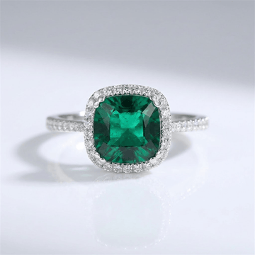 Anillo de burbuja de esmeralda verde con acabado en halo, de la marca Rose & Oliver, mostrando el diseño delicado y brillante.