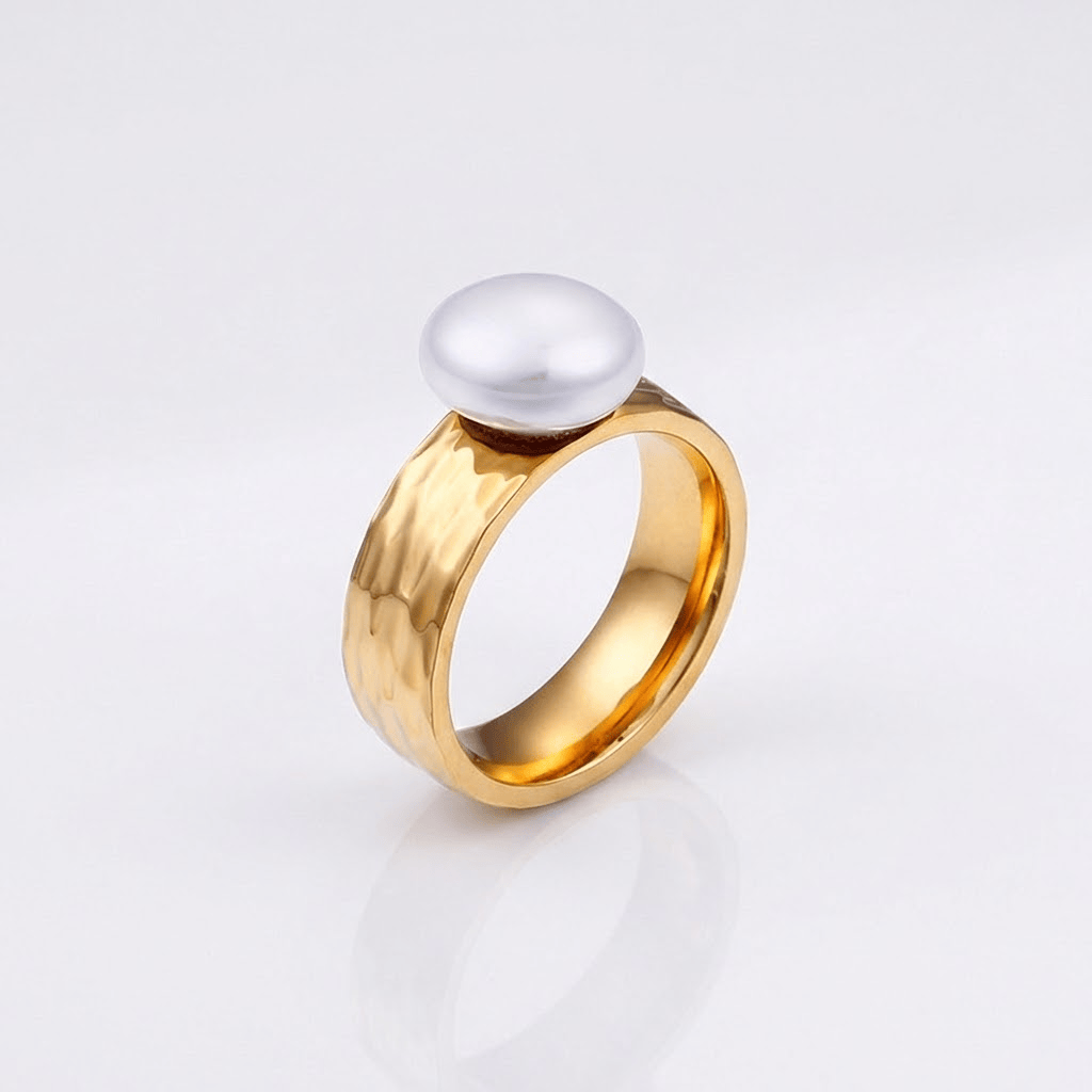 Anel vintage Rose & Oliver com pérola dourada e design clássico, destaque para acabamento elegante e detalhes delicados.