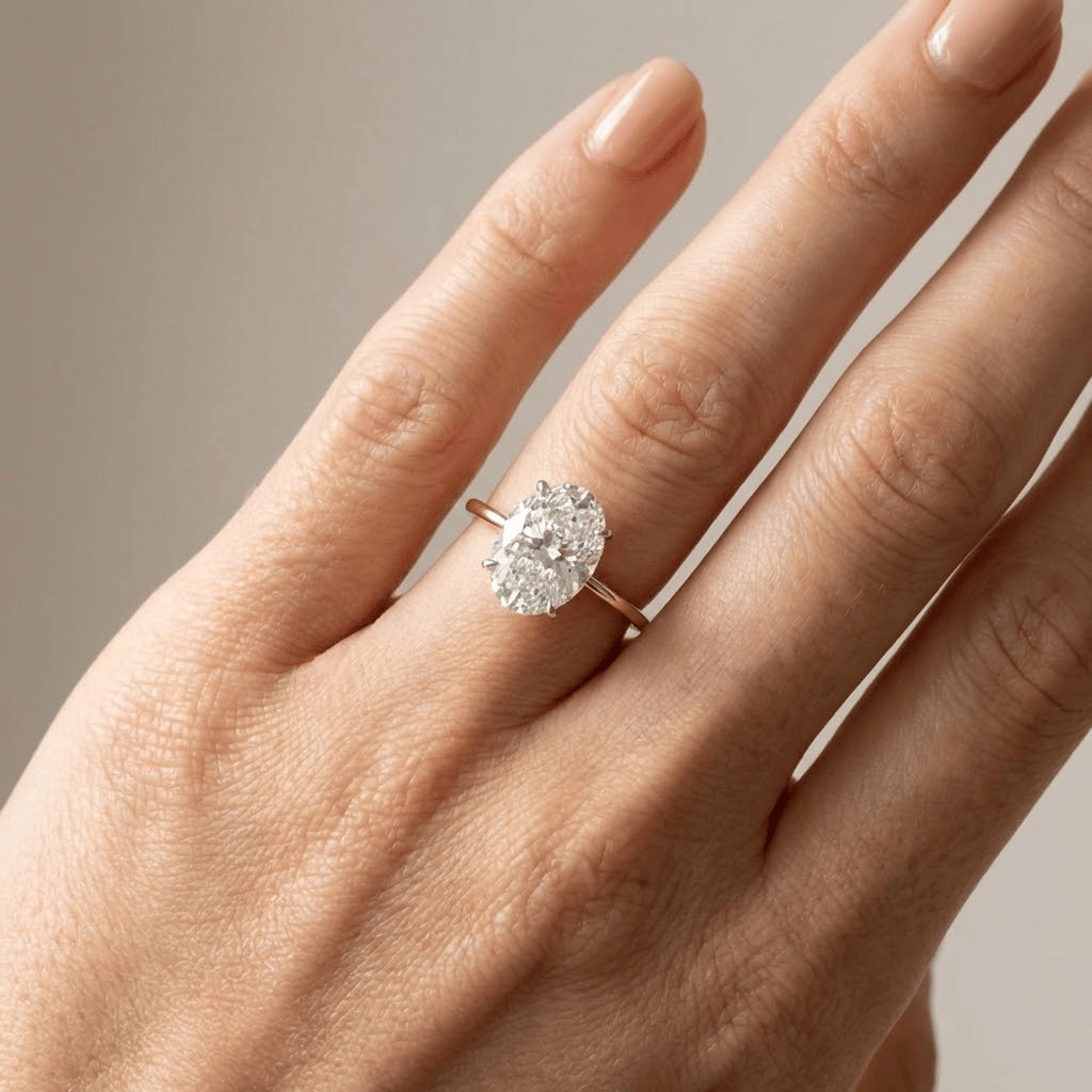 Ovaler Solitär-Diamantring von Rose & Oliver mit Goldband, Fokus auf den funkelnden und eleganten zentralen Diamanten.