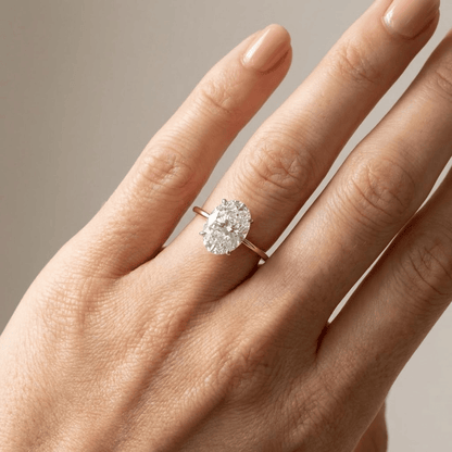 Ovaler Solitär-Diamantring von Rose & Oliver mit Goldband, Fokus auf den funkelnden und eleganten zentralen Diamanten.