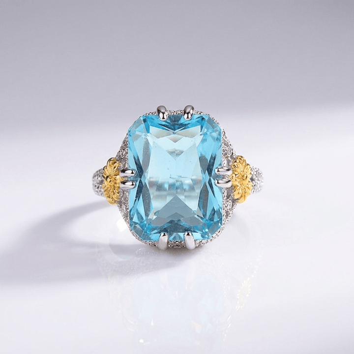 Anillo vintage con aguamarina dorada de Rose & Oliver, detalle elegante y piedra azul en plata envejecida.