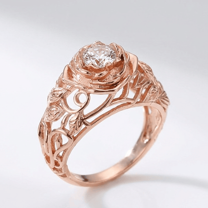 Anillo vintage Rose & Oliver con acabado en circonita rosada y detalle tallado en estilo clásico