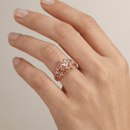 Anillo vintage de circón rosa tallado de Rose & Oliver, con diseño clásico y detalles ornamentales en plata.