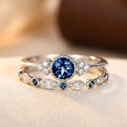 Silberring mit Saphir und Halo aus funkelnden Steinen, elegantes Design der Marke Rose & Oliver.