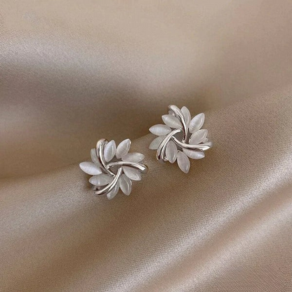 Ohrringe Sienna™ von Rose & Oliver mit eleganten Opalblumen in kreisförmiger Form für Haustiere, zarte und raffinierte Accessoires.