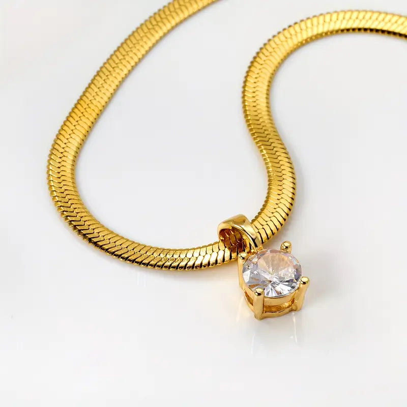 Elegante Halskette mit goldenem Strassanhänger von Rose & Oliver, aus Gold gefertigt, mit glänzenden Details und veredelter Verarbeitung.