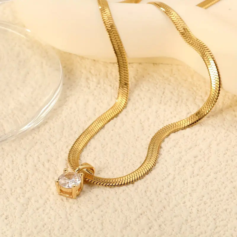 Elegante Halskette mit goldener Strashanhänger von Rose & Oliver, raffiniertes Detail für besondere Outfits.