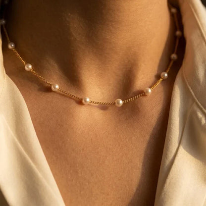 Collar de cadena de perlas doradas con detalles espaciales, marca Rose & Oliver, hecho de material elegante y delicado.