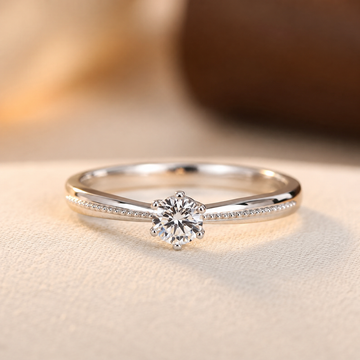 Anillo solitaire Clara Signature de Rose & Oliver con diamante central en aro plateado brillante.