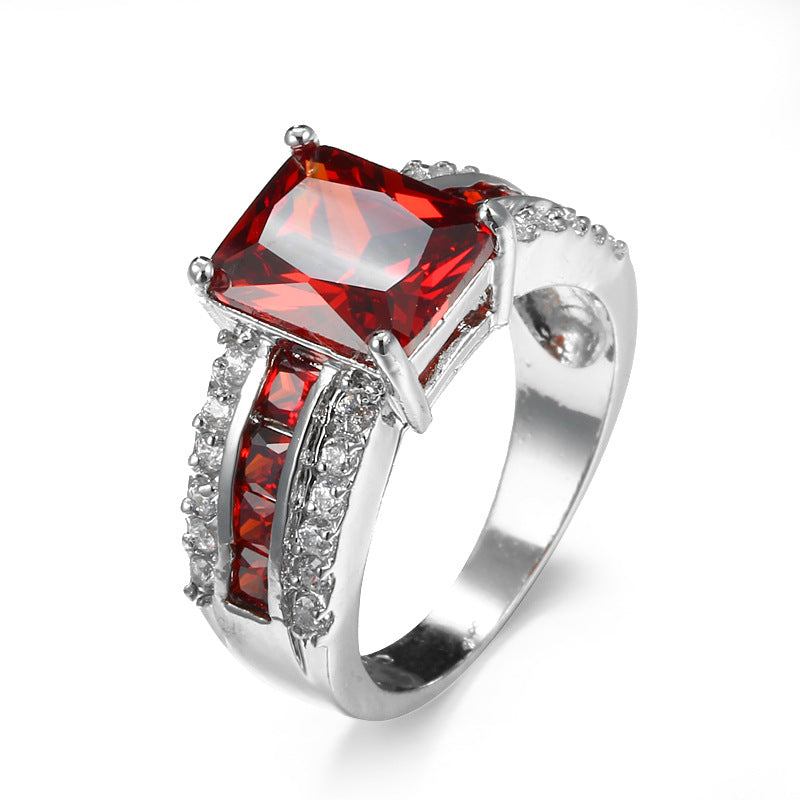 Silberring mit Rubinstein im geteilten Design, von der Marke Rose & Oliver, mit eleganten Details und polierter Oberfläche.