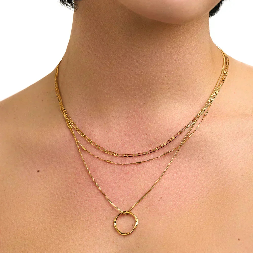 Collar Circa™ Rose & Oliver con tres filas de círculos abiertos en acabado dorado, estilo elegante y moderno.