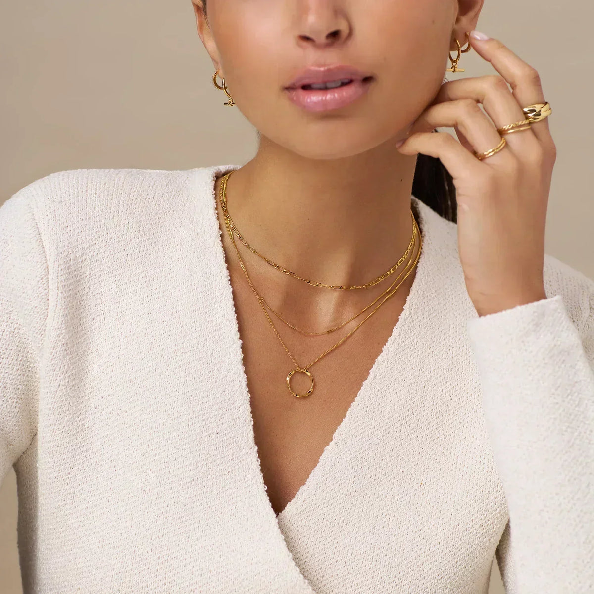 Collar de oro rosa Circa™ con tres hileras de círculos abiertos, joya elegante de la marca Rose & Oliver.