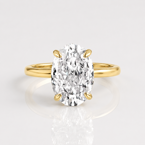 Goldring mit solitärem ovalem Diamant von Rose & Oliver, der das elegante Design und den funkelnden zentralen Stein hervorhebt.