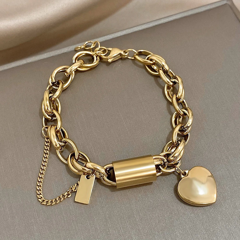 Pulsera chunky dorada de Rose & Oliver, estilo robusto con acabado elegante, ideal para accesorios de moda.