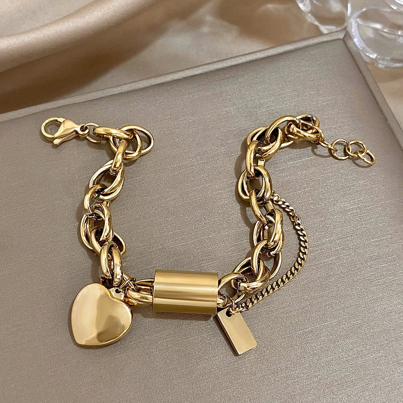 Pulsera chunky Heartened de oro de Rose & Oliver, con diseño robusto y detalles elegantes.
