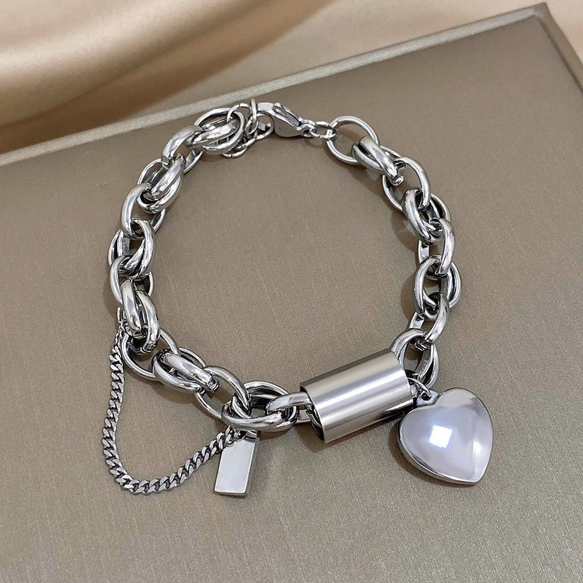 Pulsera chunky dorada Heartened de Rose & Oliver, estilo robusto con detalles elegantes para la muñeca.