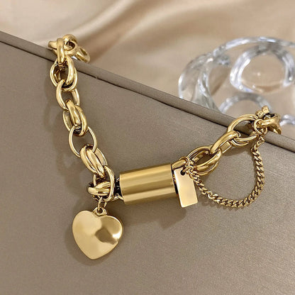 Pulsera chunky dorada Heartened por Rose & Oliver con eslabones gruesos, accesorio de moda elegante y moderno.
