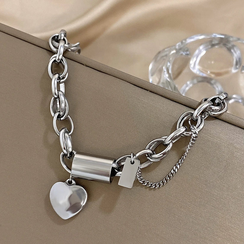 Pulsera chunky dorada Heartened Rose & Oliver, accesorio de joyería con diseño elegante y detalles en oro.
