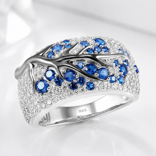 Silberner Ring mit blauem Topas in Blattform, von der Marke Rose & Oliver, im Nahaufnahme gezeigt.