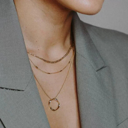 Collar Circa™ con tres hileras de círculos abiertos en oro, elaborado por Rose & Oliver, con detalles delicados y elegantes.