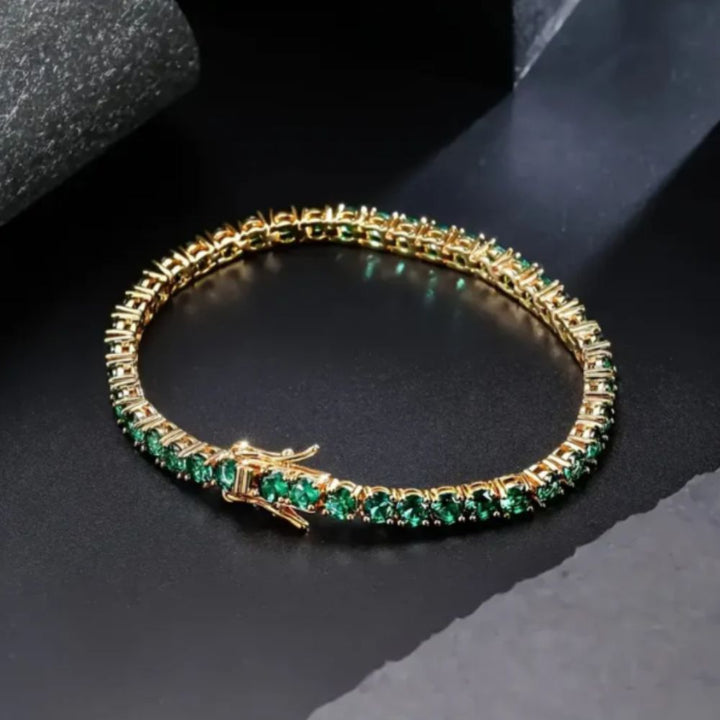 Armband Aliona Virelli von Rose & Oliver mit zarten Details und goldfarbenem Metallfinish, Frontansicht im Close-Up-Stil.