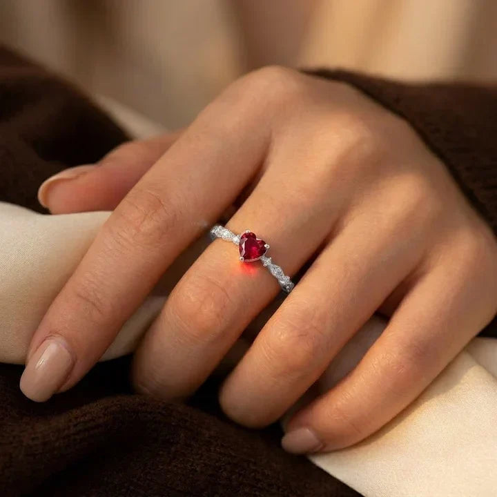 Anillo de oro con corazón de rubí de Rose & Oliver, destacando el diseño delicado con piedra roja central.