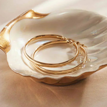 Goldene Ohrringe von Serane™ von Rose & Oliver, eleganter Stil mit glänzendem Finish, raffinierte Golddetails.
