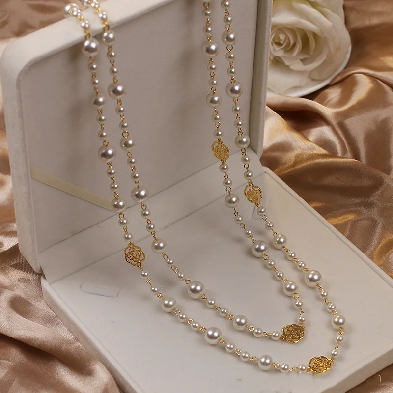 Elegante Halskette aus goldenen Perlen von Rose & Oliver, mit raffinierten Details und klassischem Design, auf einem Nahaufnahme-Bild.