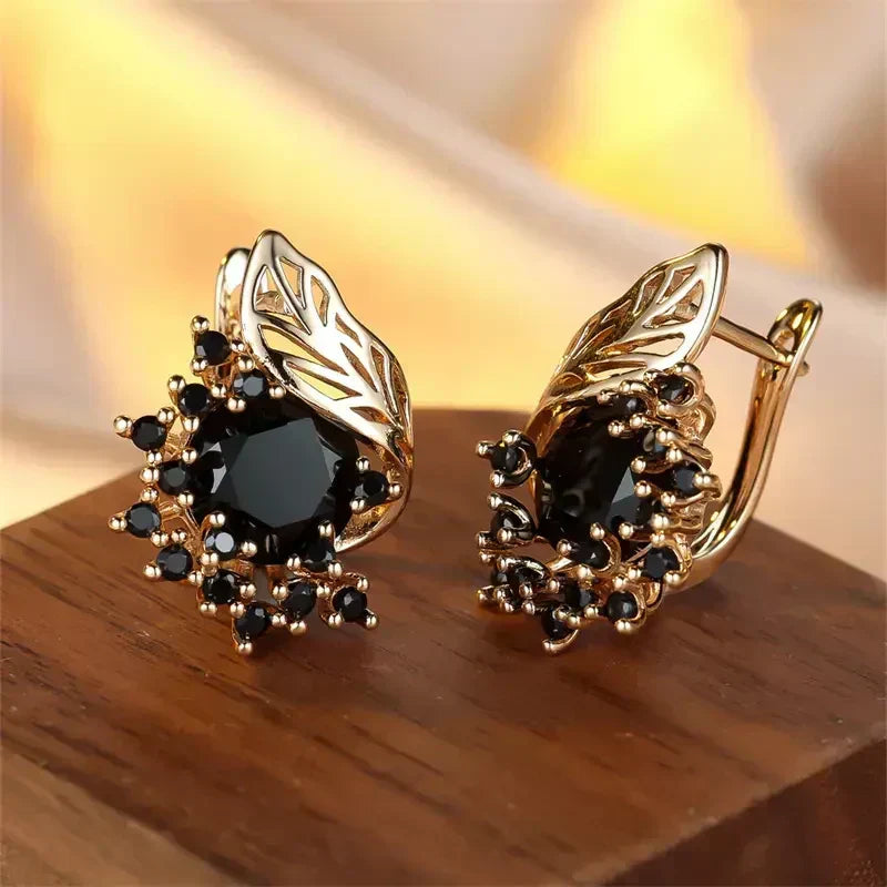Goldene Ohrringe mit schwarzen Zirkonia von Rose & Oliver, elegantes und zartes Design in Gold, für besondere Anlässe.