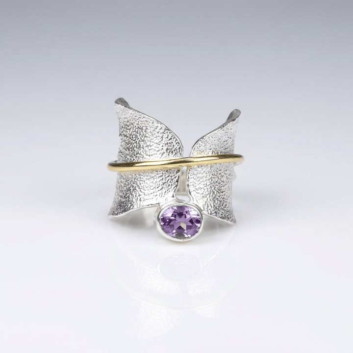 Anillo Butterfly Amethyst en plata y oro de Rose & Oliver, con detalle de mariposa y piedra de amatista brillante.