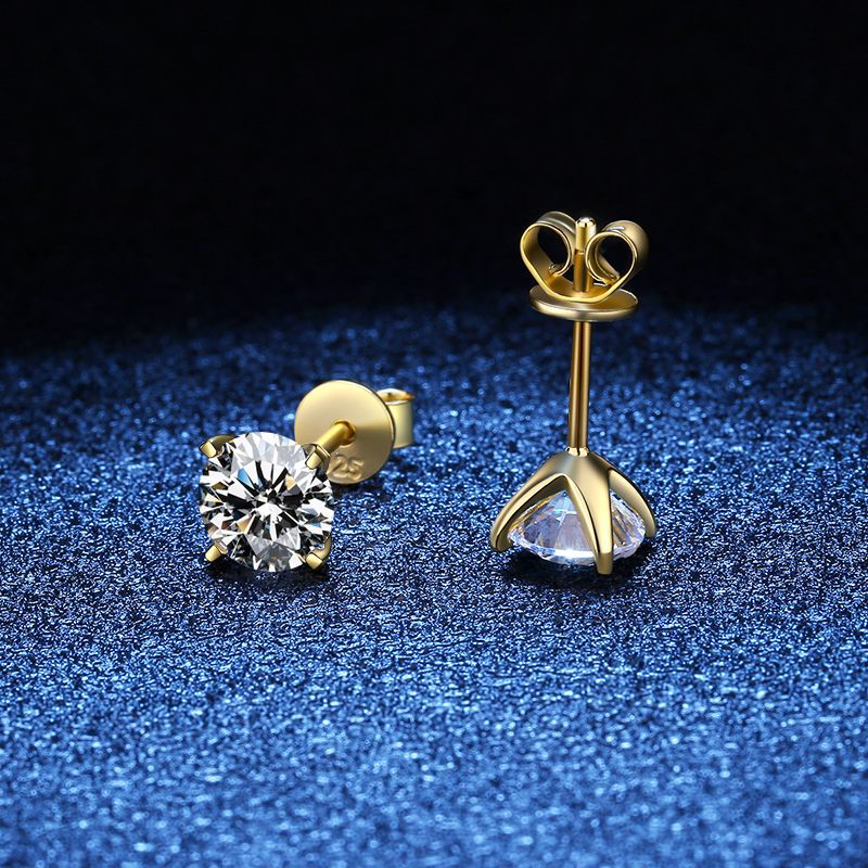 Aretes dorados para mujer Tera™ de Rose & Oliver, detalles elegantes en oro, visibles en la imagen.