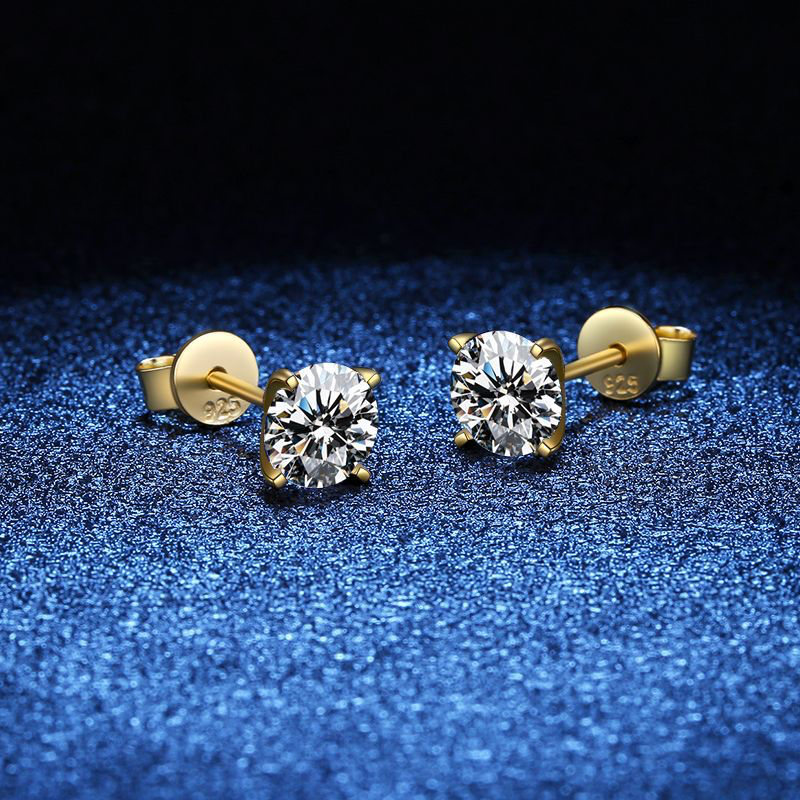 Aretes femeninos dorados Tera™ de Rose & Oliver, elegantes y delicados, detalles visibles en la imagen.