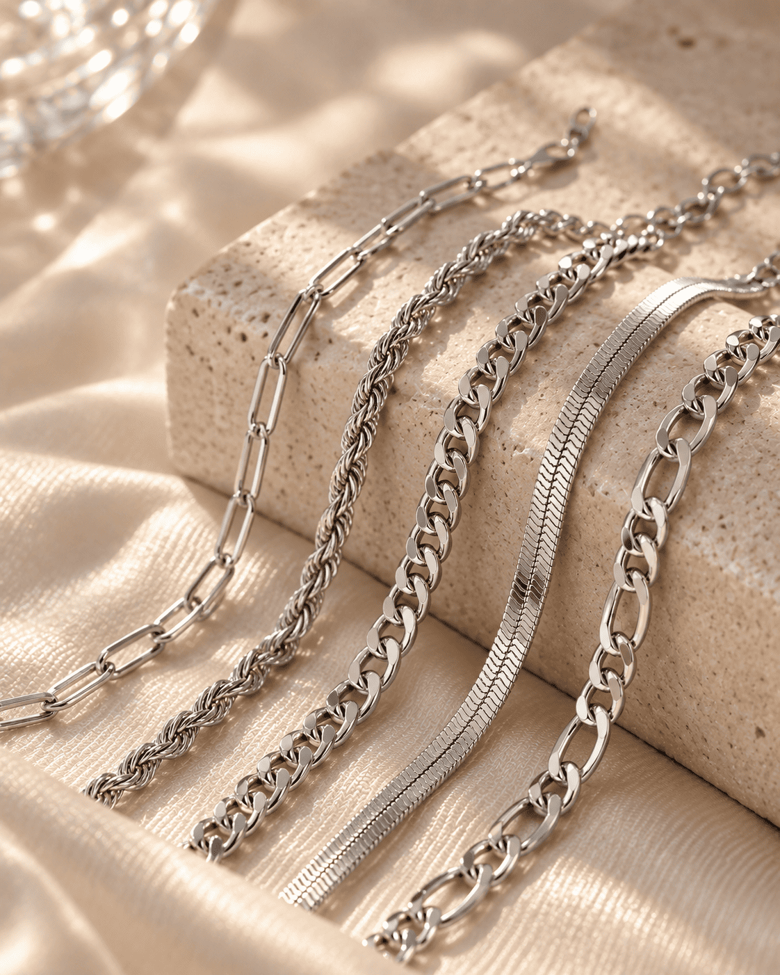 Conjunto de pulseiras douradas Ellis™ da Rose & Oliver, pulseiras de metal com acabamento brilhante e detalhes elegantes.