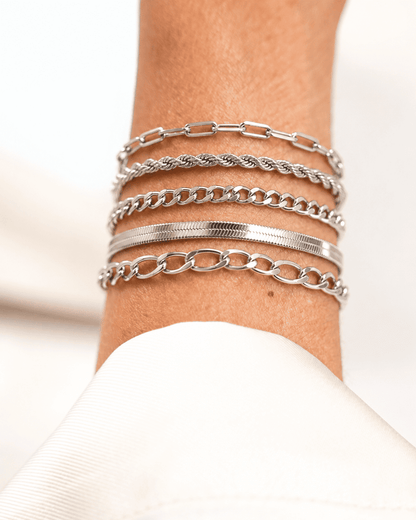 Conjunto de pulseiras douradas Ellis™ da Rose & Oliver, com detalhes elegantes e acabamento brilhante.