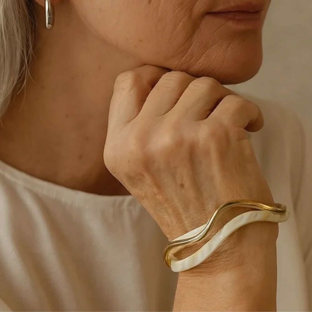 Elegantes Armband aus Gold mit weißem Opal, von der Marke Rose & Oliver, mit feinen Details und elegantem Glanz.